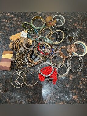 lot of vintage / Modern costume jewelry Wearable bracelets